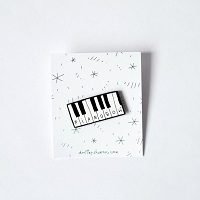 Значок PianoБой «Пианинко» купить с доставкой в любой город Украины, цена от 190 грн.